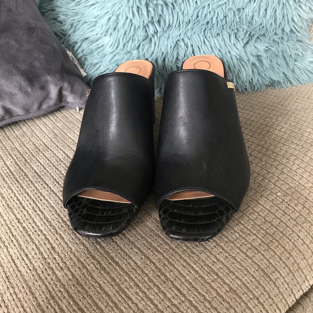Women’s Calvin Klein clogs in size 6.